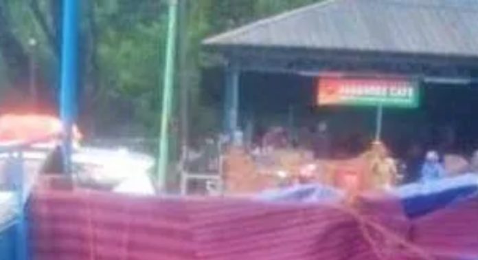 പമ്പ സ്റ്റാൻഡിൽ തുടങ്ങിയ ആങ്ങമൂഴി സ്വദേശിയുടെ കട വനംവകുപ്പ് അധികൃതർ പൂട്ടിച്ചു പമ്പ സ്റ്റാൻഡിൽ തുടങ്ങിയ ആങ്ങമൂഴി സ്വദേശിയുടെ കട വനംവകുപ്പ് അധികൃതർ പൂട്ടിച്ചു