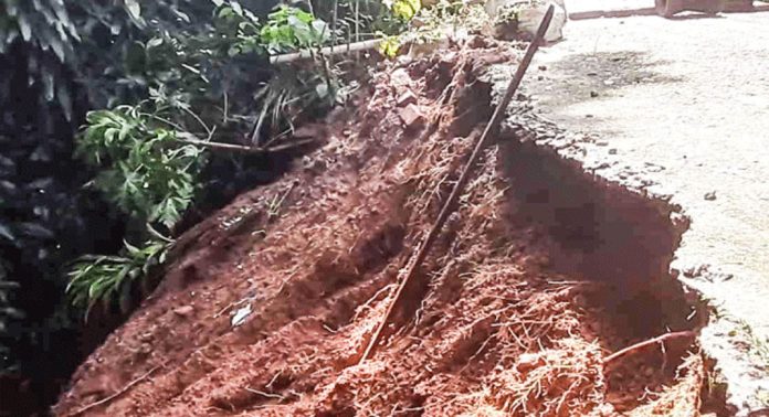 കുറ്റപ്പുഴയിൽ തോടിന്റെ തീരം ഇടിയുന്നു ; എണ്പതോളം കുടുംബങ്ങള് അപകട ഭീഷണിയിൽ കുറ്റപ്പുഴയിൽ തോടിന്റെ തീരം ഇടിയുന്നു ; എണ്പതോളം കുടുംബങ്ങള് അപകട ഭീഷണിയിൽ