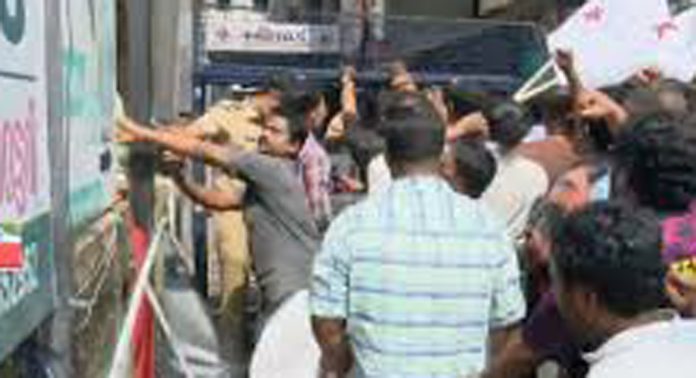 നവജാതശിശുവിൻ്റെ അസാധാരണ വൈകല്യം ; മിഡാസ് ലാബിന്റെ ബോർഡും ബാനറുകളും അടിച്ചു തകര്ത്ത് ഡിവൈഎഫ്ഐ നവജാതശിശുവിൻ്റെ അസാധാരണ വൈകല്യം ; മിഡാസ് ലാബിന്റെ ബോർഡും ബാനറുകളും അടിച്ചു തകര്ത്ത് ഡിവൈഎഫ്ഐ