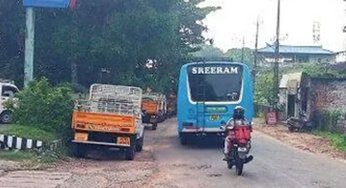 അനധികൃത പാർക്കിംഗ് ; ഗതാഗത കുരുക്കില് വലഞ്ഞ് കുന്നന്താനം അനധികൃത പാർക്കിംഗ് ; ഗതാഗത കുരുക്കില് വലഞ്ഞ് കുന്നന്താനം