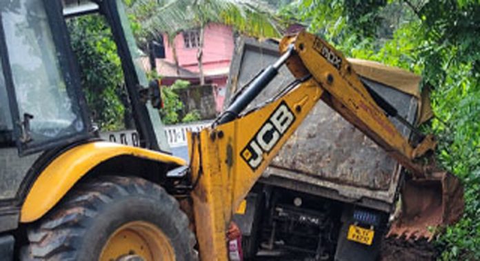 ആനിക്കാട് മുറ്റത്തുമ്മാവിൽ ടിപ്പർ ലോറി റോഡ് സൈഡിൽ താഴ്ന്നു ആനിക്കാട് മുറ്റത്തുമ്മാവിൽ ടിപ്പർ ലോറി റോഡ് സൈഡിൽ താഴ്ന്നു