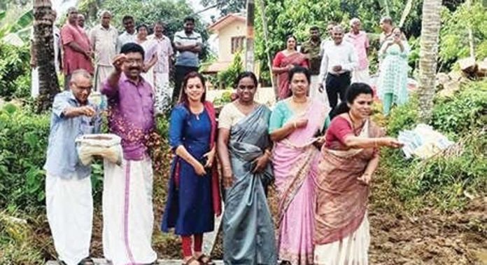 പുന്നക്കാട് പാടശേഖരത്തിൽ മുണ്ടകൻ നെൽകൃഷിയുടെ വിത്തുവിതയ്ക്കൽ ഉദ്ഘാടനം ചെയ്തു പുന്നക്കാട് പാടശേഖരത്തിൽ മുണ്ടകൻ നെൽകൃഷിയുടെ വിത്തുവിതയ്ക്കൽ ഉദ്ഘാടനം ചെയ്തു