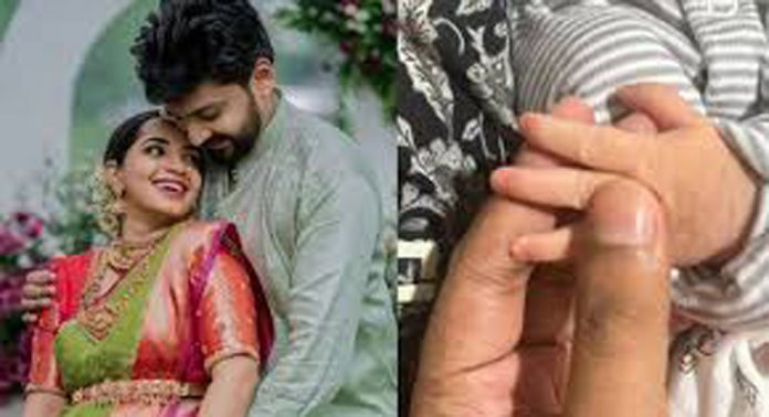 ആദ്യത്തെ കണ്മണിയെ വരവേറ്റ് തേജസും മാളവികയും ; കുഞ്ഞിക്കൈകളുടെ ചിത്രം പങ്കുവെച്ച് തേജസ് ആദ്യത്തെ കണ്മണിയെ വരവേറ്റ് തേജസും മാളവികയും ; കുഞ്ഞിക്കൈകളുടെ ചിത്രം പങ്കുവെച്ച് തേജസ്