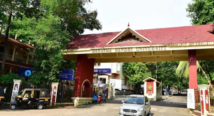 പരീക്ഷകൾ കൃത്യസമയത്ത് നടത്താത്തതിനാൽ എംജി സർവകലാശാലയിലെ വിദ്യാർത്ഥികൾ നിരാഹാര സമരത്തിൽ പരീക്ഷകൾ കൃത്യസമയത്ത് നടത്താത്തതിനാൽ എംജി സർവകലാശാലയിലെ വിദ്യാർത്ഥികൾ നിരാഹാര സമരത്തിൽ