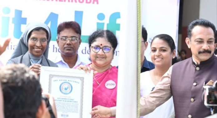 എറോബിക്സ് നൃത്തം അവതരിപ്പിച്ച് സെന്റ് ജോസഫ് കോളേജ് റിക്കാർഡ് നേടി ; കുട്ടികൾകൊപ്പം ചുവട് വെച്ച് മന്ത്രിയും എറോബിക്സ് നൃത്തം അവതരിപ്പിച്ച് സെന്റ് ജോസഫ് കോളേജ് റിക്കാർഡ് നേടി ; കുട്ടികൾകൊപ്പം ചുവട് വെച്ച് മന്ത്രിയും