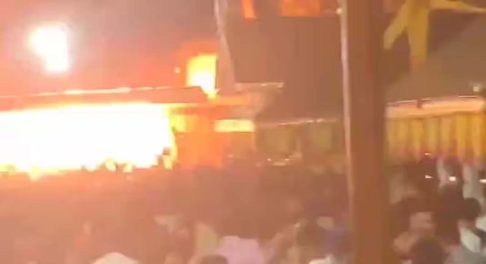നീലേശ്വരം വെട്ടിക്കെട്ട് അപകടത്തിൽ മരിച്ചവരുടെ കുടുംബങ്ങൾക്ക് ധനസഹായം: സംസ്ഥാന സർക്കാർ 4 ലക്ഷം രൂപ നൽകും നീലേശ്വരം വെട്ടിക്കെട്ട് അപകടത്തിൽ മരിച്ചവരുടെ കുടുംബങ്ങൾക്ക് ധനസഹായം: സംസ്ഥാന സർക്കാർ 4 ലക്ഷം രൂപ നൽകും