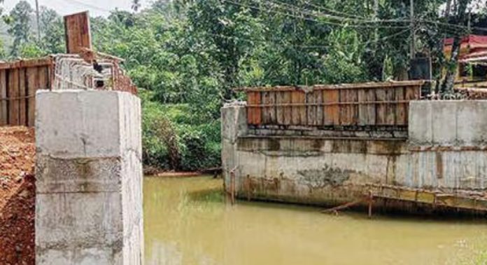 തൊണ്ടിക്കയം പാലത്തിന്റെ മുടങ്ങിക്കിടക്കുന്ന പണികൾ പുനരാരംഭിക്കാൻ വൈകുന്നു തൊണ്ടിക്കയം പാലത്തിന്റെ മുടങ്ങിക്കിടക്കുന്ന പണികൾ പുനരാരംഭിക്കാൻ വൈകുന്നു