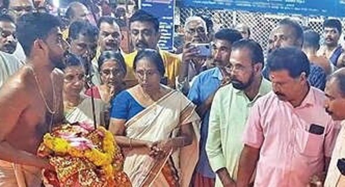 പടനിലം വൃശ്ചിക മഹോത്സവം ; വടക്കടത്തുകാവ് ക്ഷേത്രത്തിൽനിന്ന് ഘോഷയാത്ര നടന്നു പടനിലം വൃശ്ചിക മഹോത്സവം ; വടക്കടത്തുകാവ് ക്ഷേത്രത്തിൽനിന്ന് ഘോഷയാത്ര നടന്നു