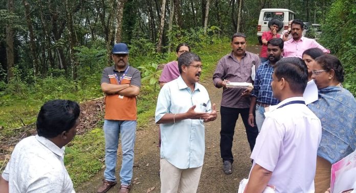 അരീക്കുഴി വെള്ളച്ചാട്ട വികസന പദ്ധതിയുടെ മറവിൽ പുറമ്പോക്ക് ഭൂമിയിലെ പാറഖനനം : സംയുക്ത അന്വേഷണ സംഘം തെളിവെടുപ്പ് നടത്തി അരീക്കുഴി വെള്ളച്ചാട്ട വികസന പദ്ധതിയുടെ മറവിൽ പുറമ്പോക്ക് ഭൂമിയിലെ പാറഖനനം : സംയുക്ത അന്വേഷണ സംഘം തെളിവെടുപ്പ് നടത്തി