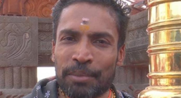 പതിനെട്ടാം പടി ചവിട്ടി അയ്യപ്പനെ കണ്ട സന്തോഷം പങ്കുവെച്ച് ചലച്ചിത്ര താരം ഗിന്നസ് പക്രു പതിനെട്ടാം പടി ചവിട്ടി അയ്യപ്പനെ കണ്ട സന്തോഷം പങ്കുവെച്ച് ചലച്ചിത്ര താരം ഗിന്നസ് പക്രു