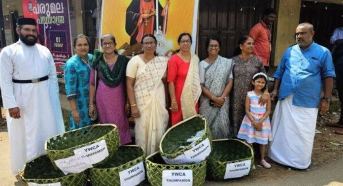 പരുമല തീർത്ഥാടന പദയാത്ര തുമ്പമൺ വൈ.ഡബ്ല്യു.സി.എ അംഗങ്ങൾ ഓലകൊണ്ട് നിർമ്മിച്ച വല്ലം ഗ്രാമപഞ്ചായത്തിന് കൈമാറി പരുമല തീർത്ഥാടന പദയാത്ര തുമ്പമൺ വൈ.ഡബ്ല്യു.സി.എ അംഗങ്ങൾ ഓലകൊണ്ട് നിർമ്മിച്ച വല്ലം ഗ്രാമപഞ്ചായത്തിന് കൈമാറി