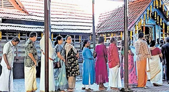 തിരുവാഭരണ ദര്ശനത്തിനായി പന്തളം വലിയ കോയിക്കല് ക്ഷേത്രത്തില് ഭക്തജന തിരക്ക് തിരുവാഭരണ ദര്ശനത്തിനായി പന്തളം വലിയ കോയിക്കല് ക്ഷേത്രത്തില് ഭക്തജന തിരക്ക്