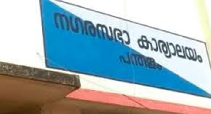 പന്തളം നഗരസഭയിൽ അവിശ്വാസപ്രമേയത്തിന് പ്രതിപക്ഷം നോട്ടീസ് നൽകിയതിന് പിന്നാലെ ബി.ജെ.പി കൗൺസിലർമാർക്ക് വിപ്പ് നൽകാനൊരുങ്ങി ജില്ല നേതൃത്വം പന്തളം നഗരസഭയിൽ അവിശ്വാസപ്രമേയത്തിന് പ്രതിപക്ഷം നോട്ടീസ് നൽകിയതിന് പിന്നാലെ ബി.ജെ.പി കൗൺസിലർമാർക്ക് വിപ്പ് നൽകാനൊരുങ്ങി ജില്ല നേതൃത്വം