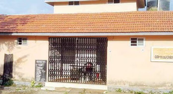 ശൗചാലയം അടഞ്ഞു തന്നെ ; പന്തളം ബസ്സ്റ്റാൻഡിലെത്തുന്നവർക്ക് പ്രാഥമികാവശ്യം നിറവേറ്റാൻ നിർവാഹമില്ല ശൗചാലയം അടഞ്ഞു തന്നെ ; പന്തളം ബസ്സ്റ്റാൻഡിലെത്തുന്നവർക്ക് പ്രാഥമികാവശ്യം നിറവേറ്റാൻ നിർവാഹമില്ല