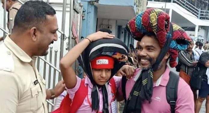 സന്നിധാനത്ത് കൂട്ടം തെറ്റിയ പന്ത്രണ്ടുകാരനെ കണ്ടെത്തി ബന്ധുക്കളെ ഏല്പ്പിച്ച് പോലീസ് സന്നിധാനത്ത് കൂട്ടം തെറ്റിയ പന്ത്രണ്ടുകാരനെ കണ്ടെത്തി ബന്ധുക്കളെ ഏല്പ്പിച്ച് പോലീസ്
