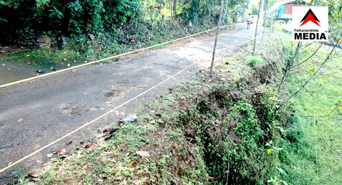 കിഴക്കുപുറം പൊന്നമ്പി തീര്ഥാടന പള്ളിയിലേക്ക് പോകുന്ന റോഡ് അപകടാവസ്ഥയില് കിഴക്കുപുറം പൊന്നമ്പി തീര്ഥാടന പള്ളിയിലേക്ക് പോകുന്ന റോഡ് അപകടാവസ്ഥയില്