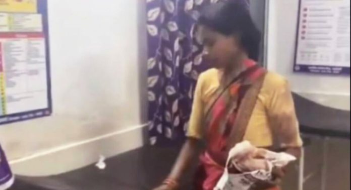 ഗർഭിണിയായ ഭാര്യയെ കൊണ്ട് നിര്ബന്ധിച്ച് ഭർത്താവിന്റെ രക്തം പുരണ്ട കിടക്ക വൃത്തിയാക്കിച്ചതായി റിപ്പോര്ട്ട് ഗർഭിണിയായ ഭാര്യയെ കൊണ്ട് നിര്ബന്ധിച്ച് ഭർത്താവിന്റെ രക്തം പുരണ്ട കിടക്ക വൃത്തിയാക്കിച്ചതായി റിപ്പോര്ട്ട്