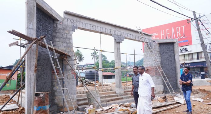 മുഖം മാറുന്ന പത്തനംതിട്ട : നഗര ഹൃദയത്തുടിപ്പ് ഏറ്റു വാങ്ങാൻ ടൗൺ സ്ക്വയർ ഒരുങ്ങുന്നു മുഖം മാറുന്ന പത്തനംതിട്ട : നഗര ഹൃദയത്തുടിപ്പ് ഏറ്റു വാങ്ങാൻ ടൗൺ സ്ക്വയർ ഒരുങ്ങുന്നു