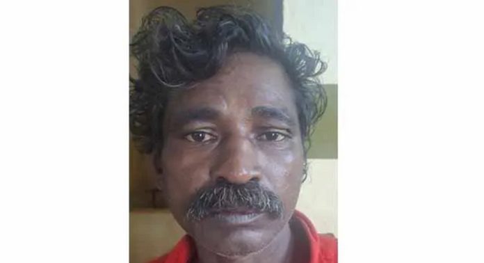 ട്രിച്ചിയില് തൂങ്ങി മരിച്ച പിടികിട്ടാപ്പുളളി പാണ്ടി ചന്ദ്രനെ കായംകുളം കനകക്കുന്ന് ബോട്ട് ഞെട്ടിയില് നിന്ന് ജീവനോടെ പൊക്കി പത്തനംതിട്ട പോലീസ് ട്രിച്ചിയില് തൂങ്ങി മരിച്ച പിടികിട്ടാപ്പുളളി പാണ്ടി ചന്ദ്രനെ കായംകുളം കനകക്കുന്ന് ബോട്ട് ഞെട്ടിയില് നിന്ന് ജീവനോടെ പൊക്കി പത്തനംതിട്ട പോലീസ്