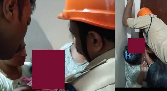 വാതിലിനും കട്ടിളയ്ക്കുമിടയില് കുടുങ്ങിയ ഒരു വയസുകാരിയുടെ വിരലുകള് ഫയര്ഫോഴ്സ് സംഘം ഒരു പരിക്കും കൂടാതെ പുറത്തെടുത്തു വാതിലിനും കട്ടിളയ്ക്കുമിടയില് കുടുങ്ങിയ ഒരു വയസുകാരിയുടെ വിരലുകള് ഫയര്ഫോഴ്സ് സംഘം ഒരു പരിക്കും കൂടാതെ പുറത്തെടുത്തു