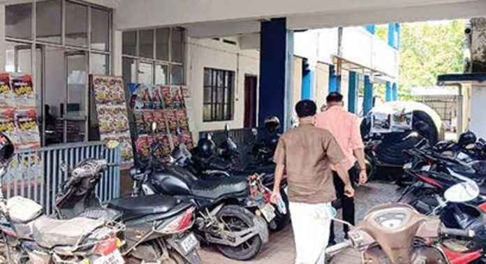 വണ്ടികൾ നിറഞ്ഞ് മല്ലപ്പള്ളി മിനി സിവിൽ സ്റ്റേഷൻ വണ്ടികൾ നിറഞ്ഞ് മല്ലപ്പള്ളി മിനി സിവിൽ സ്റ്റേഷൻ