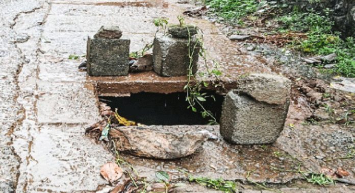 കാല്നട യാത്രക്കാര്ക്ക് ഭീഷണിയായി ഓടകൾ ; തിരിഞ്ഞു നോക്കാതെ അധികൃതര് കാല്നട യാത്രക്കാര്ക്ക് ഭീഷണിയായി ഓടകൾ ; തിരിഞ്ഞു നോക്കാതെ അധികൃതര്