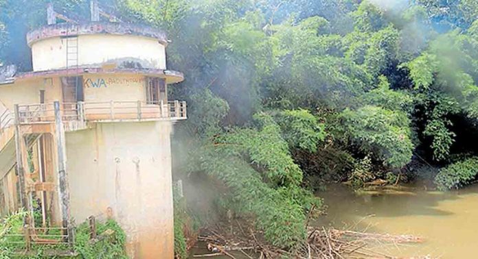 പടുതോട് പമ്പ് ഹൗസിന് സമീപം മാലിന്യം ഒഴുകിയെത്തുന്നു പടുതോട് പമ്പ് ഹൗസിന് സമീപം മാലിന്യം ഒഴുകിയെത്തുന്നു