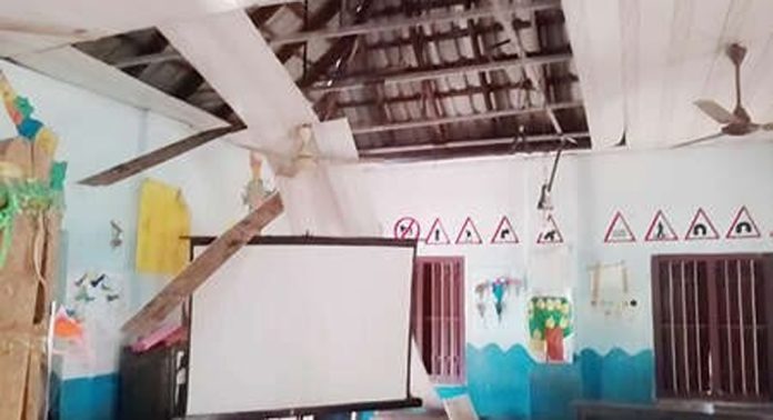 പുതുശ്ശേരിഭാഗം ഗവ.എൽ.പി.സ്കൂളിലെ ക്ലാസ് മുറിയിൽ സീലിങ് ഇളകിവീണു പുതുശ്ശേരിഭാഗം ഗവ.എൽ.പി.സ്കൂളിലെ ക്ലാസ് മുറിയിൽ സീലിങ് ഇളകിവീണു