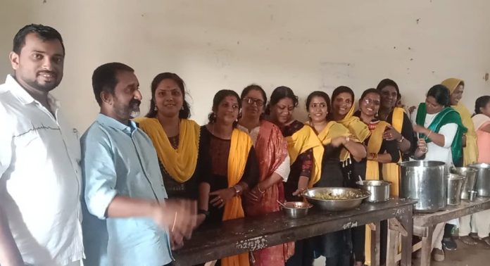 കലോത്സവ വേദിയിലെ കലാപ്രതിഭകൾക്ക് വിശപ്പും ദാഹവും അകറ്റാൻ സ്കൂളിലെ ജനനി അമ്മക്കൂട്ടായ്മ ഒത്തുകൂടി കലോത്സവ വേദിയിലെ കലാപ്രതിഭകൾക്ക് വിശപ്പും ദാഹവും അകറ്റാൻ സ്കൂളിലെ ജനനി അമ്മക്കൂട്ടായ്മ ഒത്തുകൂടി