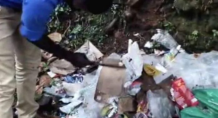 പൊതുസ്ഥലത്ത് മാലിന്യം തള്ളി ; ബേക്കറി ഉടമയ്ക്ക് പഞ്ചായത്ത് 50000 രൂപ പിഴ ചുമത്തി പൊതുസ്ഥലത്ത് മാലിന്യം തള്ളി ; ബേക്കറി ഉടമയ്ക്ക് പഞ്ചായത്ത് 50000 രൂപ പിഴ ചുമത്തി