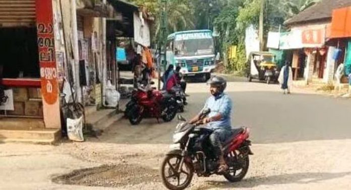 യാത്രക്കാര്ക്ക് ഭീഷണിയായി അത്തിക്കയം ടൗണിലെ അപകടക്കുഴി യാത്രക്കാര്ക്ക് ഭീഷണിയായി അത്തിക്കയം ടൗണിലെ അപകടക്കുഴി