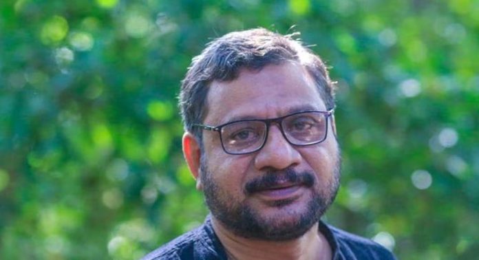 കേരളത്തിൽ വിഭാഗീയതയ്ക്കും സ്വേച്ഛാധിപത്യ പ്രവണതക്കും എതിരെ എന്തെങ്കിലും പറയുന്നത് എഴുത്തുകാർ മാത്രം : റഫീഖ് അഹമ്മദ് കേരളത്തിൽ വിഭാഗീയതയ്ക്കും സ്വേച്ഛാധിപത്യ പ്രവണതക്കും എതിരെ എന്തെങ്കിലും പറയുന്നത് എഴുത്തുകാർ മാത്രം : റഫീഖ് അഹമ്മദ്