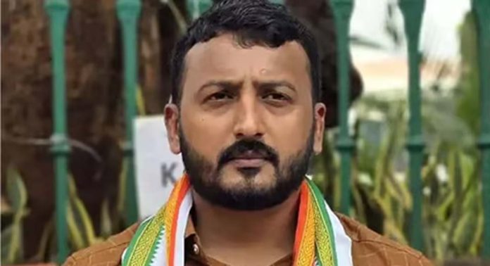 ബലാത്സംഗ കേസില് ഒളിവിലായിരുന്ന രാഹുല് മാങ്കൂട്ടത്തില് വോട്ടുചെയ്യാനെത്തി ബലാത്സംഗ കേസില് ഒളിവിലായിരുന്ന രാഹുല് മാങ്കൂട്ടത്തില് വോട്ടുചെയ്യാനെത്തി