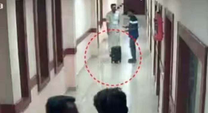 ട്രോളി ബാഗിൽ ദുരൂഹതയില്ലെന്ന് പോലീസിൻ്റെ പ്രാഥമിക നിഗമനം ട്രോളി ബാഗിൽ ദുരൂഹതയില്ലെന്ന് പോലീസിൻ്റെ പ്രാഥമിക നിഗമനം