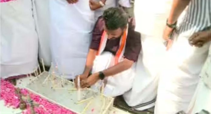 പുതുപ്പള്ളിയിൽ ഉമ്മൻ ചാണ്ടിയുടെ കല്ലറയിലെത്തി പുഷ്പാർച്ചന നടത്തി രാഹുൽ മാങ്കൂട്ടത്തിൽ പുതുപ്പള്ളിയിൽ ഉമ്മൻ ചാണ്ടിയുടെ കല്ലറയിലെത്തി പുഷ്പാർച്ചന നടത്തി രാഹുൽ മാങ്കൂട്ടത്തിൽ