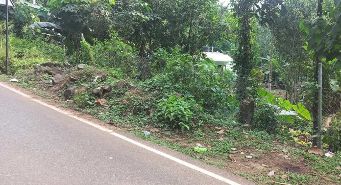 മുക്കട-ഇടമണ്-അത്തിക്കയം എം.എല്.എ റോഡരികില് കുന്നുകൂട്ടി ഇറക്കിയിരിക്കുന്ന പാറക്കൂട്ടം നീക്കം ചെയ്യണമെന്ന ആവശ്യം ശക്തമാകുന്നു മുക്കട-ഇടമണ്-അത്തിക്കയം എം.എല്.എ റോഡരികില് കുന്നുകൂട്ടി ഇറക്കിയിരിക്കുന്ന പാറക്കൂട്ടം നീക്കം ചെയ്യണമെന്ന ആവശ്യം ശക്തമാകുന്നു