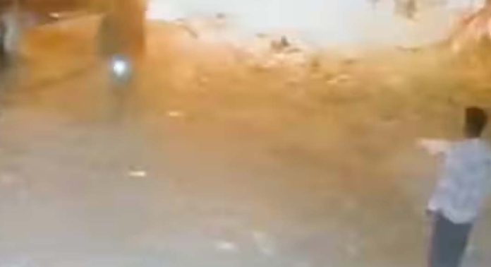 അയല്വാസികള് ദീപാവലി ആഘോഷിച്ചപ്പോള് കയര് ഫാക്ടറി ഉടമയ്ക്ക് നഷ്ടം മൂന്ന് ലക്ഷം രൂപ അയല്വാസികള് ദീപാവലി ആഘോഷിച്ചപ്പോള് കയര് ഫാക്ടറി ഉടമയ്ക്ക് നഷ്ടം മൂന്ന് ലക്ഷം രൂപ