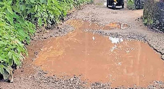 ആറന്മുള അയ്യൻകോയിക്കൽ –തുരുത്തിമല റോഡ് തകർന്ന് തരിപ്പണമായി ആറന്മുള അയ്യൻകോയിക്കൽ –തുരുത്തിമല റോഡ് തകർന്ന് തരിപ്പണമായി