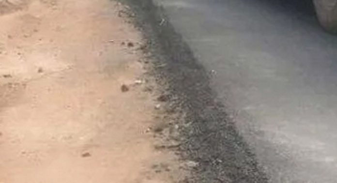 നഗരത്തിലെ റോഡുകൾ ടാർ ചെയ്തപ്പോൾ വശങ്ങളിൽ വന് താഴ്ച നഗരത്തിലെ റോഡുകൾ ടാർ ചെയ്തപ്പോൾ വശങ്ങളിൽ വന് താഴ്ച