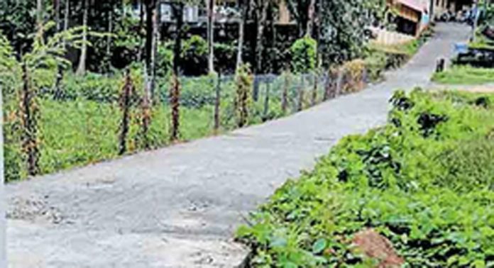 വീതി കുറഞ്ഞ ചെത്തോങ്കര–അത്തിക്കയം റോഡ് അപകട ഭീതി ഉയര്ത്തുന്നു വീതി കുറഞ്ഞ ചെത്തോങ്കര–അത്തിക്കയം റോഡ് അപകട ഭീതി ഉയര്ത്തുന്നു