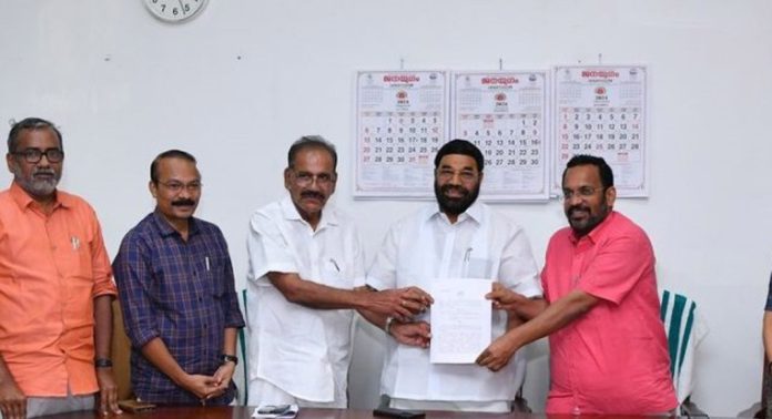 ശബരിമല വനവത്ക്കരണത്തിനായി റവന്യൂ ഭൂമി കൈമാറുന്നതിനുള്ള സർക്കാർ ഉത്തരവ് കൈമാറി ശബരിമല വനവത്ക്കരണത്തിനായി റവന്യൂ ഭൂമി കൈമാറുന്നതിനുള്ള സർക്കാർ ഉത്തരവ് കൈമാറി