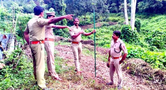 ഊരാംപാറയ്ക്ക് സമീപം വനമേഖലയിൽ നിന്നും കാട്ടാന ഇറങ്ങുന്നത് തടയാൻ സൗരോർജ വേലി സ്ഥാപിക്കുന്നത് ജോലികള് പുരോഗമിക്കുന്നു ഊരാംപാറയ്ക്ക് സമീപം വനമേഖലയിൽ നിന്നും കാട്ടാന ഇറങ്ങുന്നത് തടയാൻ സൗരോർജ വേലി സ്ഥാപിക്കുന്നത് ജോലികള് പുരോഗമിക്കുന്നു