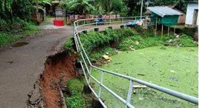 റോഡിന്റെ വശം ഇടിഞ്ഞ് കുളത്തിലേക്ക് വീണു ; ദുരിതത്തില് യാത്രക്കാര് റോഡിന്റെ വശം ഇടിഞ്ഞ് കുളത്തിലേക്ക് വീണു ; ദുരിതത്തില് യാത്രക്കാര്