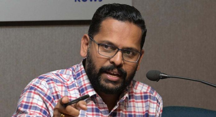 ശിരോവസ്ത്ര വിലക്കിൽ മുസ്ലിം ലീഗിനും കോൺഗ്രസിനുമെതിരെ വിമര്ശനവുമായി ഡോ.പി.സരിൻ ശിരോവസ്ത്ര വിലക്കിൽ മുസ്ലിം ലീഗിനും കോൺഗ്രസിനുമെതിരെ വിമര്ശനവുമായി ഡോ.പി.സരിൻ