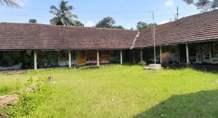 കടുത്ത അവഗണനയില് കുളത്തിങ്കൽ പേരൂർകുളം ഗവ.എൽ.പി സ്കൂള് കടുത്ത അവഗണനയില് കുളത്തിങ്കൽ പേരൂർകുളം ഗവ.എൽ.പി സ്കൂള്