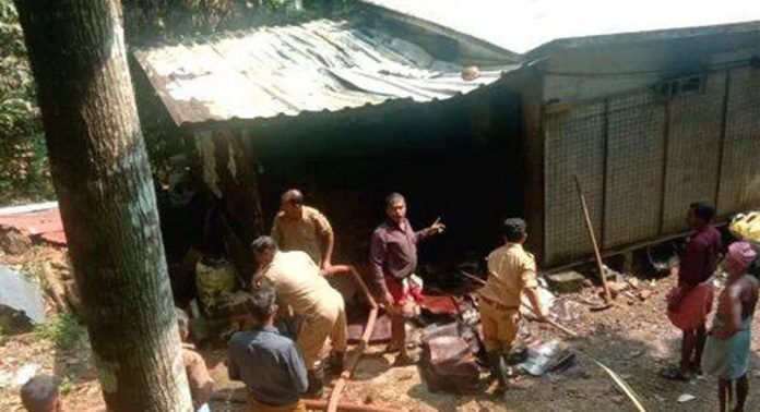 സീതത്തോട് കോട്ടമൺപാറയില് റബർ പുകപ്പുര കത്തി നശിച്ചു ; ലക്ഷങ്ങളുടെ നഷ്ടം സീതത്തോട് കോട്ടമൺപാറയില് റബർ പുകപ്പുര കത്തി നശിച്ചു ; ലക്ഷങ്ങളുടെ നഷ്ടം