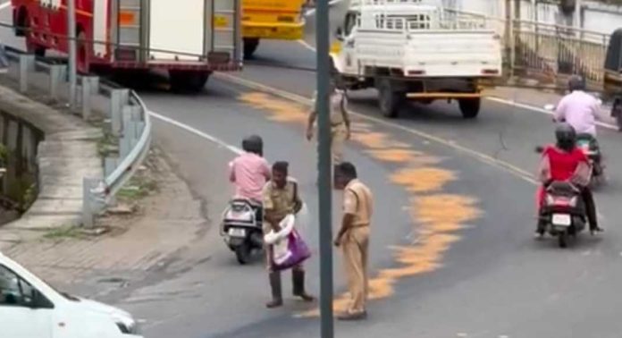 റാന്നി തോട്ടമണ്ണിലെ അപകട വളവിൽ മരപ്പൊടി വിതറി അപകട സാധ്യത കുറച്ച് അഗ്നിശമന സേന റാന്നി തോട്ടമണ്ണിലെ അപകട വളവിൽ മരപ്പൊടി വിതറി അപകട സാധ്യത കുറച്ച് അഗ്നിശമന സേന