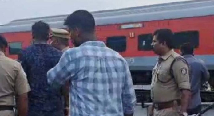 ഷൊർണൂർ ട്രെയിൻ അപകടം ; കാണാതായ ശുചീകരണ തൊഴിലാളിക്കായി തെരച്ചിൽ തുടരുന്നു. ഷൊർണൂർ ട്രെയിൻ അപകടം ; കാണാതായ ശുചീകരണ തൊഴിലാളിക്കായി തെരച്ചിൽ തുടരുന്നു.