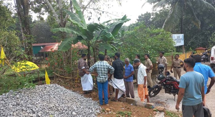 ക്ഷേത്രത്തിന് സൗജന്യമായി നല്കിയ ഭൂമി എസ്.എന്.ഡി.പി ശാഖാ ഭാരവാഹികള് കൈയ്യേറി ; സംഘര്ഷം ക്ഷേത്രത്തിന് സൗജന്യമായി നല്കിയ ഭൂമി എസ്.എന്.ഡി.പി ശാഖാ ഭാരവാഹികള് കൈയ്യേറി ; സംഘര്ഷം