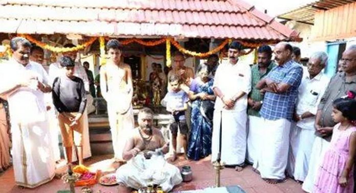ആനന്ദേശ്വരം ശിവക്ഷേത്രത്തിൽ നാലമ്പലത്തിന്റെ പാദുകവെയ്പ് ആനന്ദേശ്വരം ശിവക്ഷേത്രത്തിൽ നാലമ്പലത്തിന്റെ പാദുകവെയ്പ്